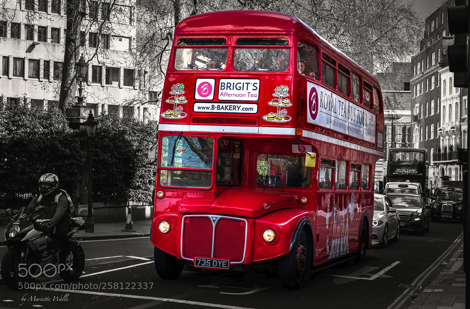 Canon EOS M5 sample photo. A double decker bus photography