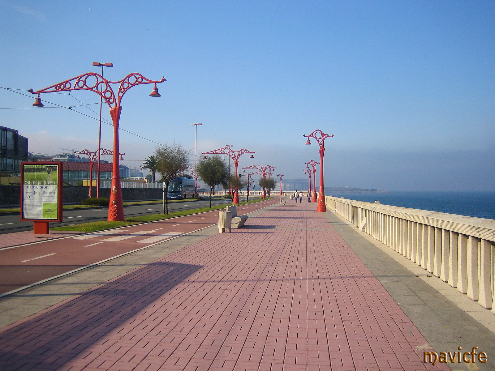 Canon DIGITAL IXUS 40 sample photo. Love walking photography