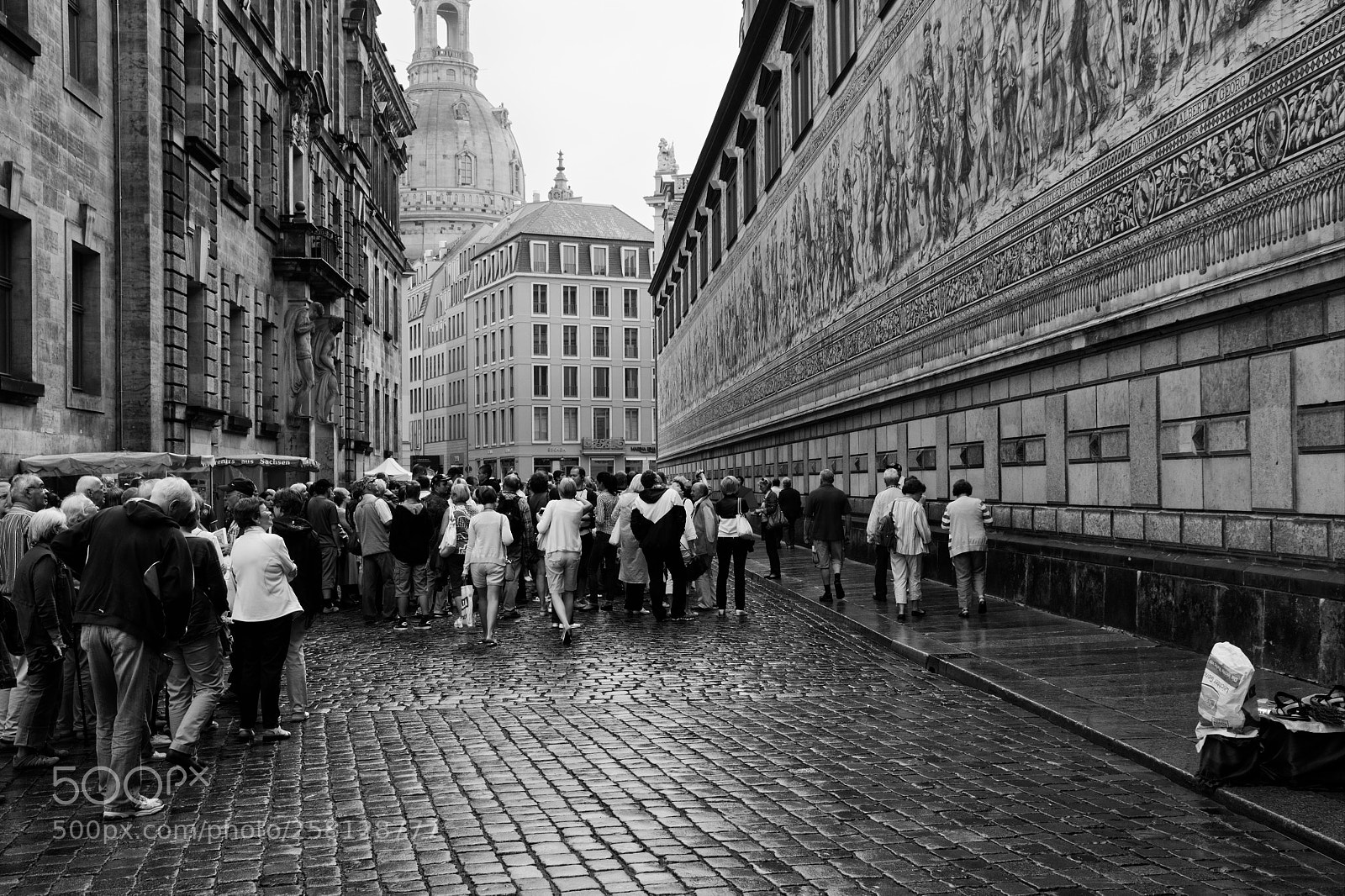 Canon EOS 550D (EOS Rebel T2i / EOS Kiss X4) sample photo. Procession of tourists photography