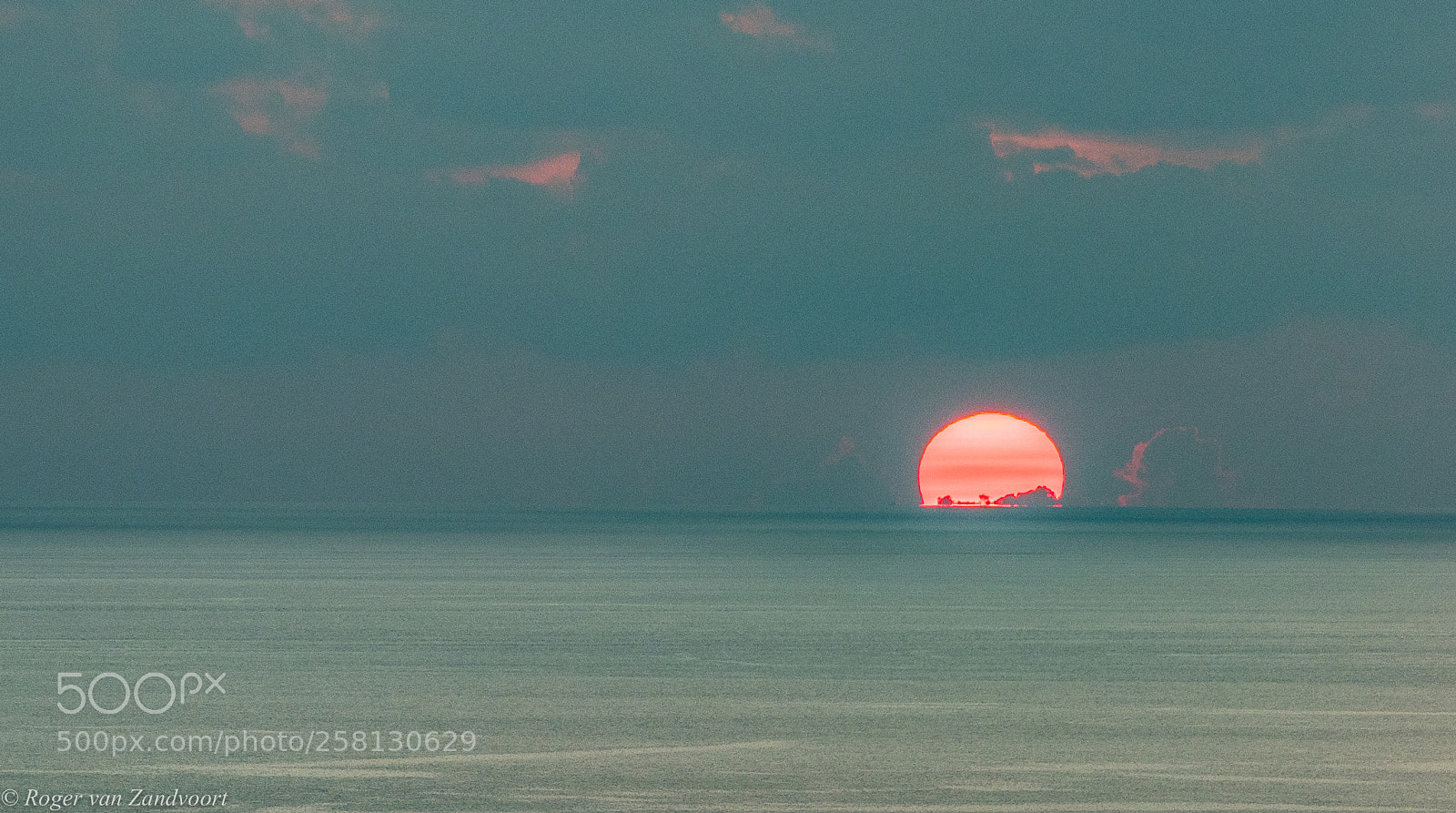 Olympus OM-D E-M1 Mark II sample photo. Patong sunset over sea photography
