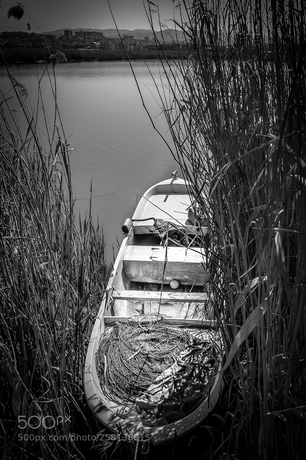 Canon EOS 550D (EOS Rebel T2i / EOS Kiss X4) sample photo. Boat on the lake photography