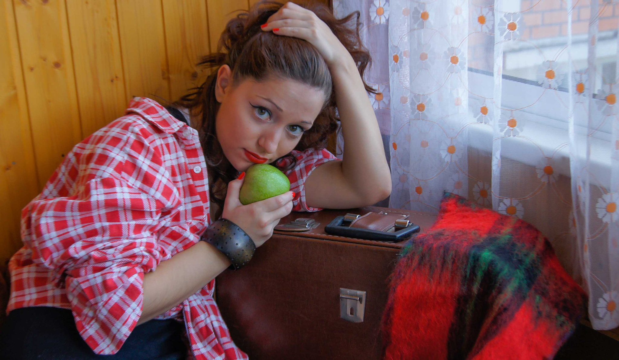 Sony Alpha DSLR-A450 sample photo. Girl with apple photography