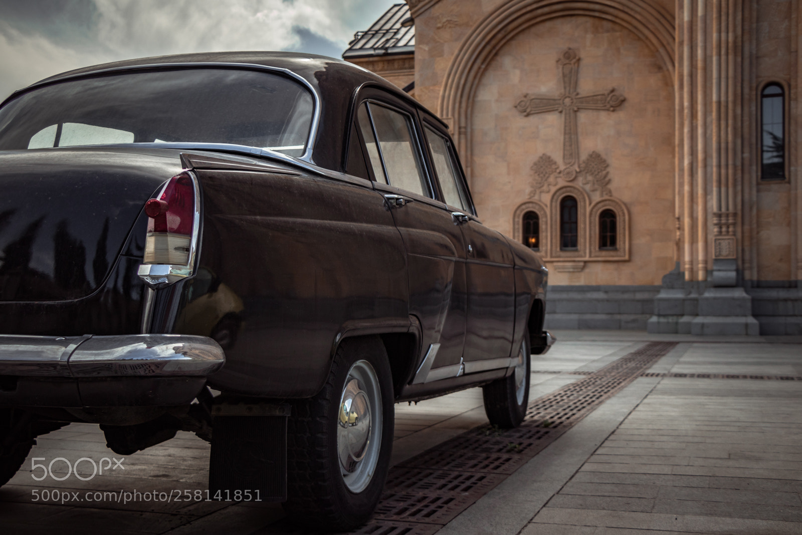 Canon EOS 80D sample photo. Old car in front photography