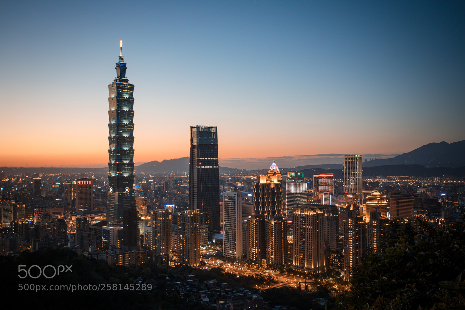 Canon EOS 5D Mark IV sample photo. Taipei 101 photography