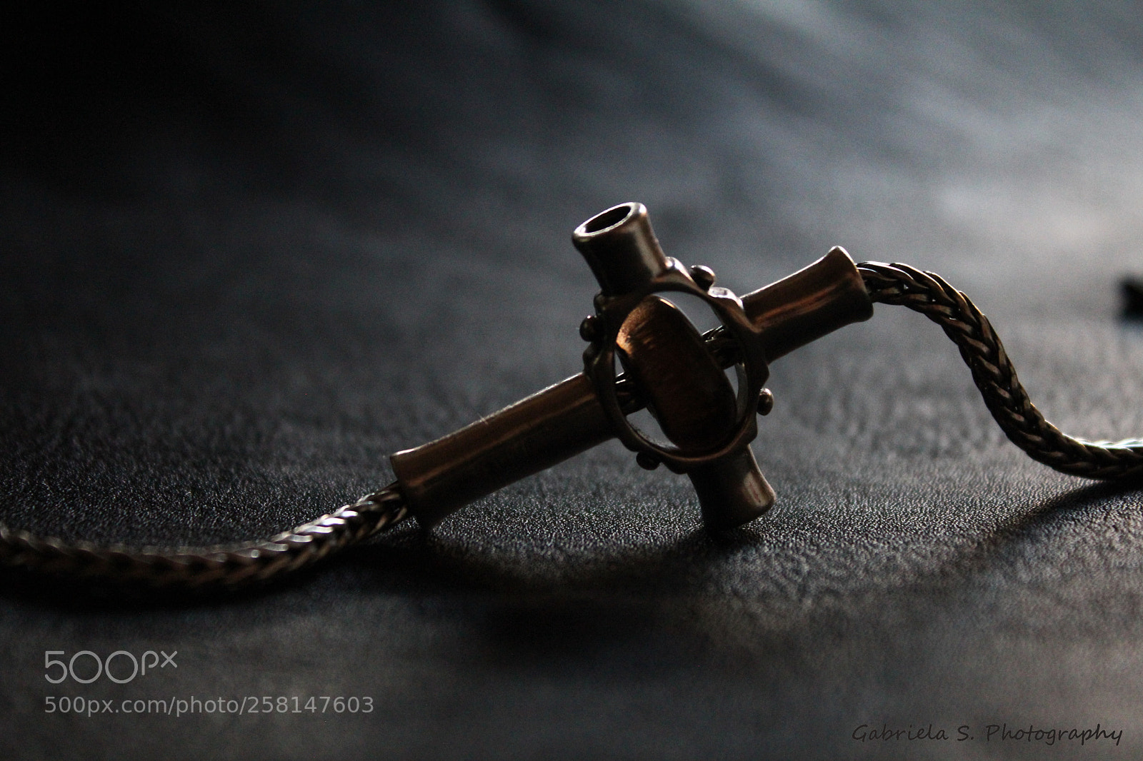 Canon EOS 550D (EOS Rebel T2i / EOS Kiss X4) + Canon EF-S 18-55mm F3.5-5.6 IS sample photo. Cross trollbeads photography