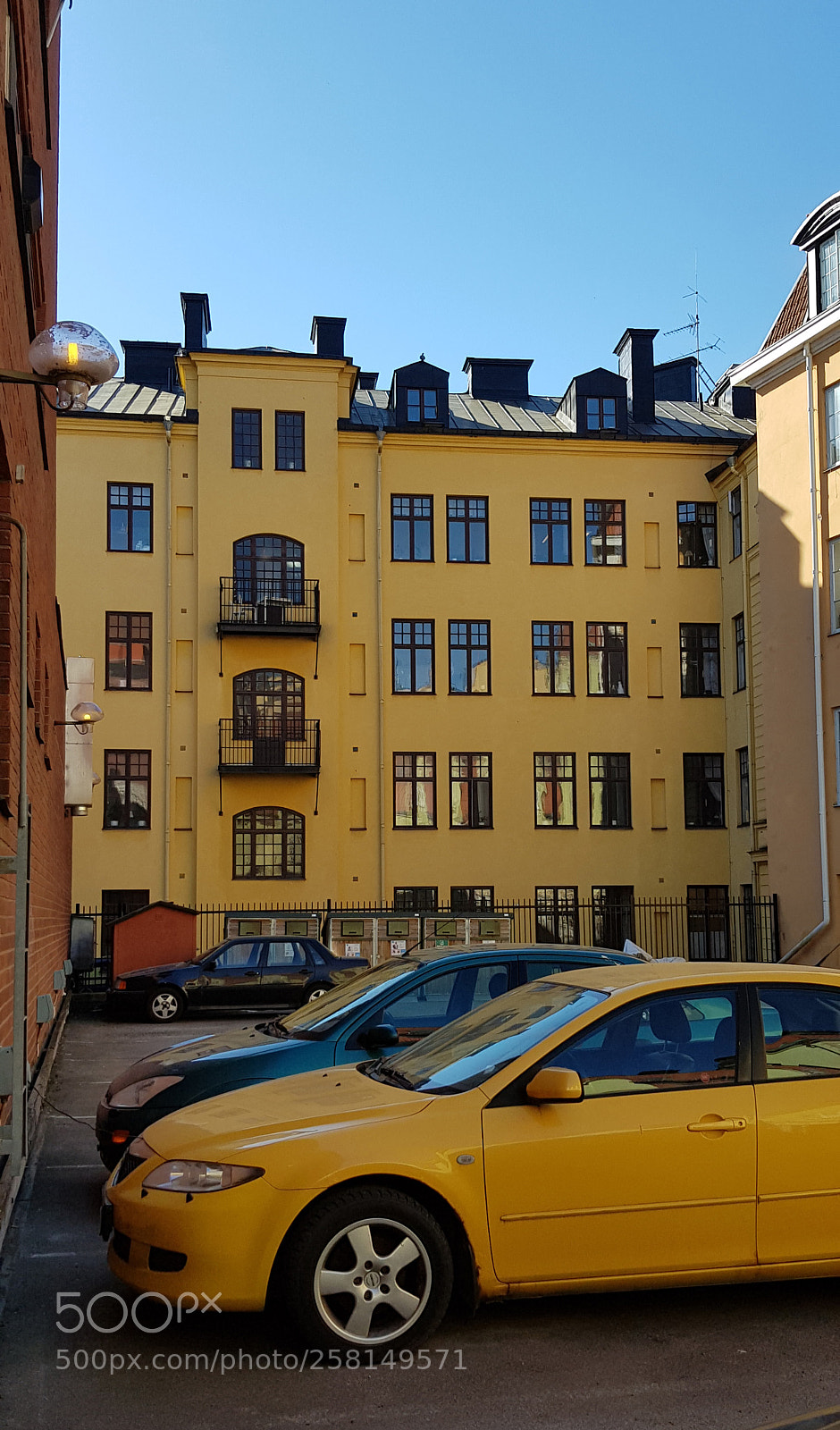 Samsung Galaxy S8 sample photo. The yellow backyard near photography