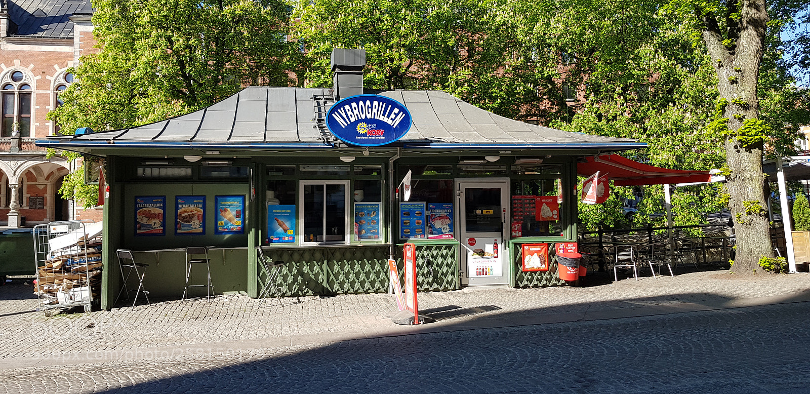 Samsung Galaxy S8 sample photo. The grill kiosk by photography