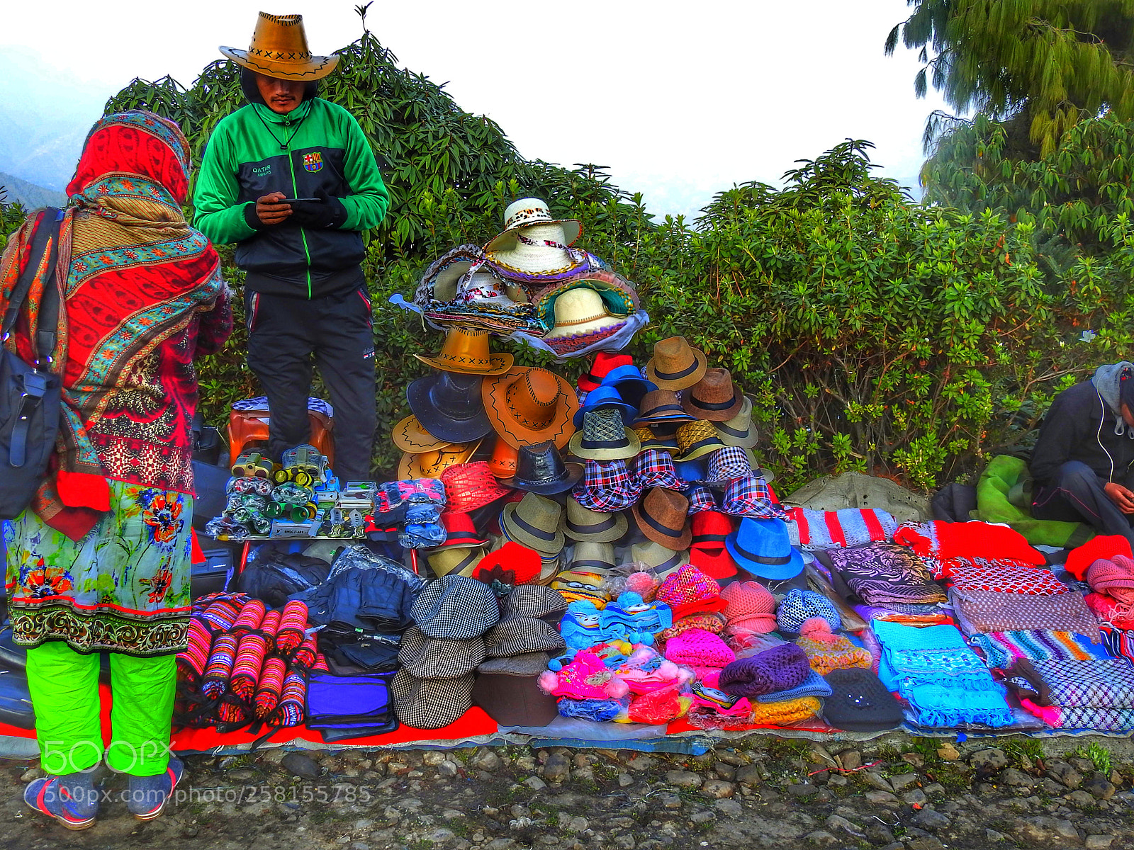 Nikon Coolpix P900 sample photo. Vendor selling hats at photography