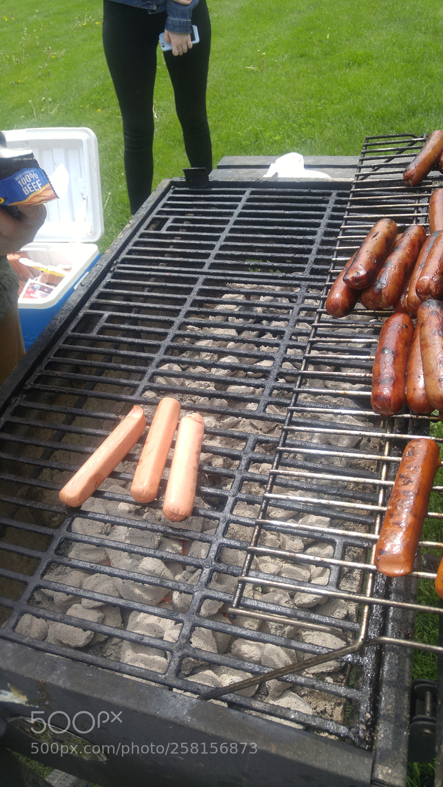 LG G4 sample photo. Hot dog grilling photography