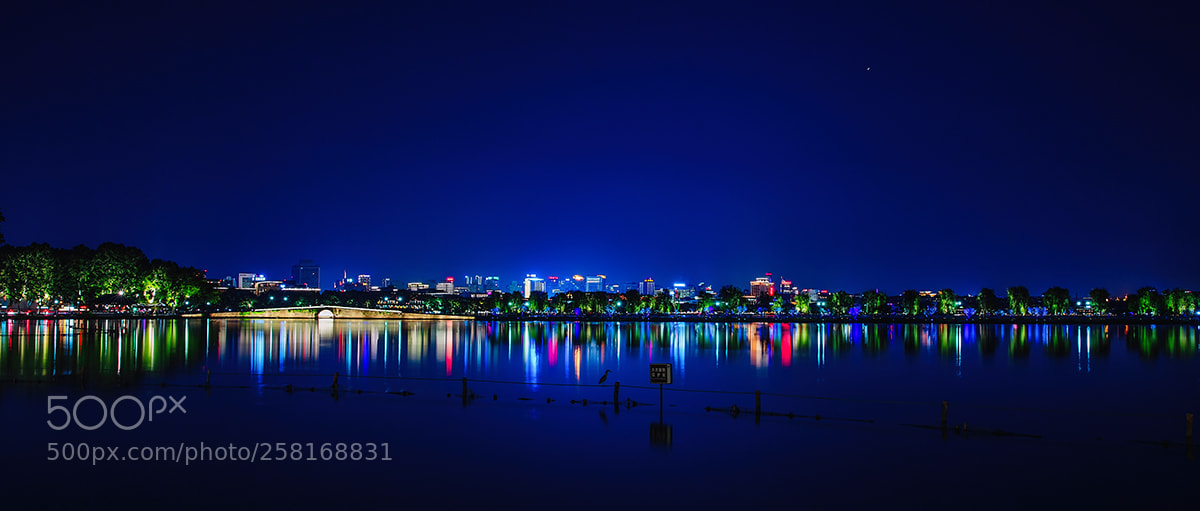 Canon EOS 5DS sample photo. 五光十色的白堤下，有一只夜鹭静静地独享美景：） photography