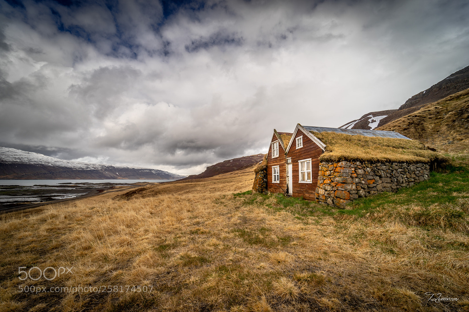 Sony a7 sample photo. Abandoned house photography