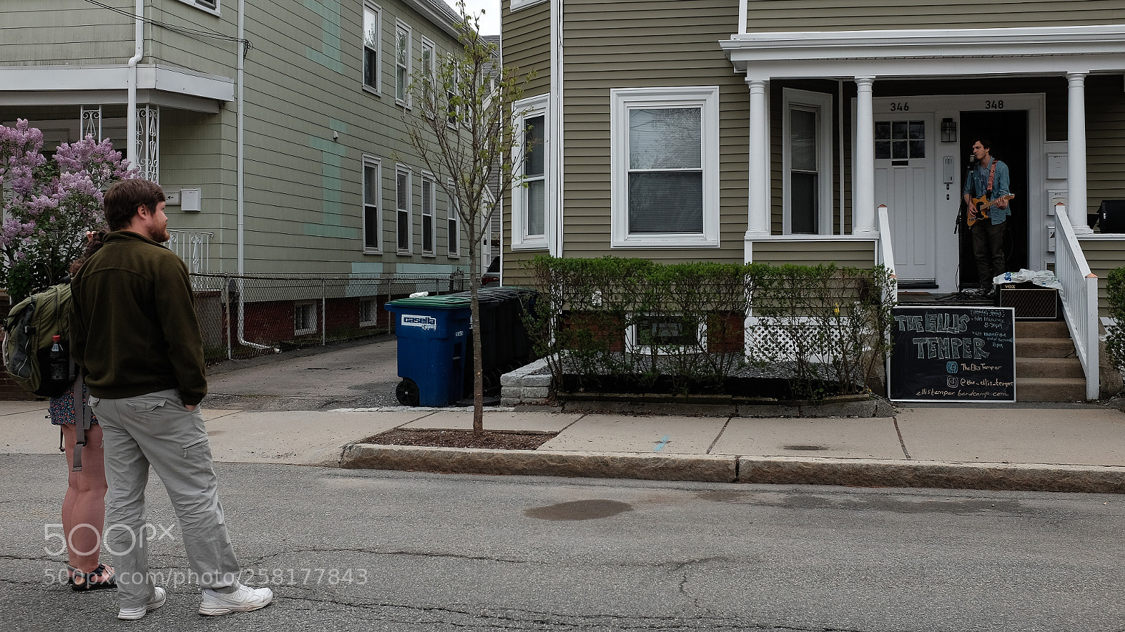 Fujifilm X100T sample photo. Neighbors listening to neighbors photography
