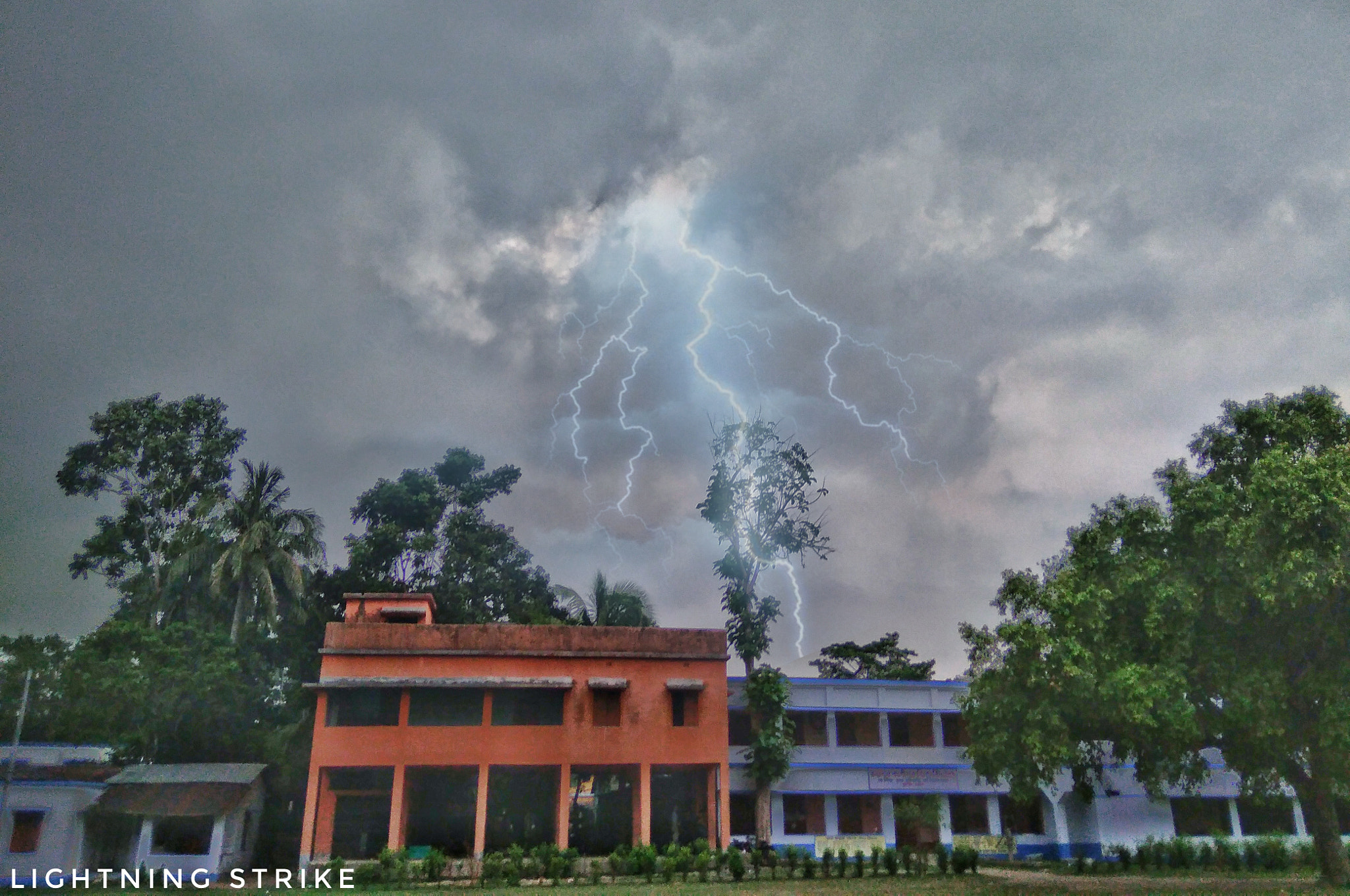 Xiaomi Redmi 5A sample photo. Lightning hitting the building photography