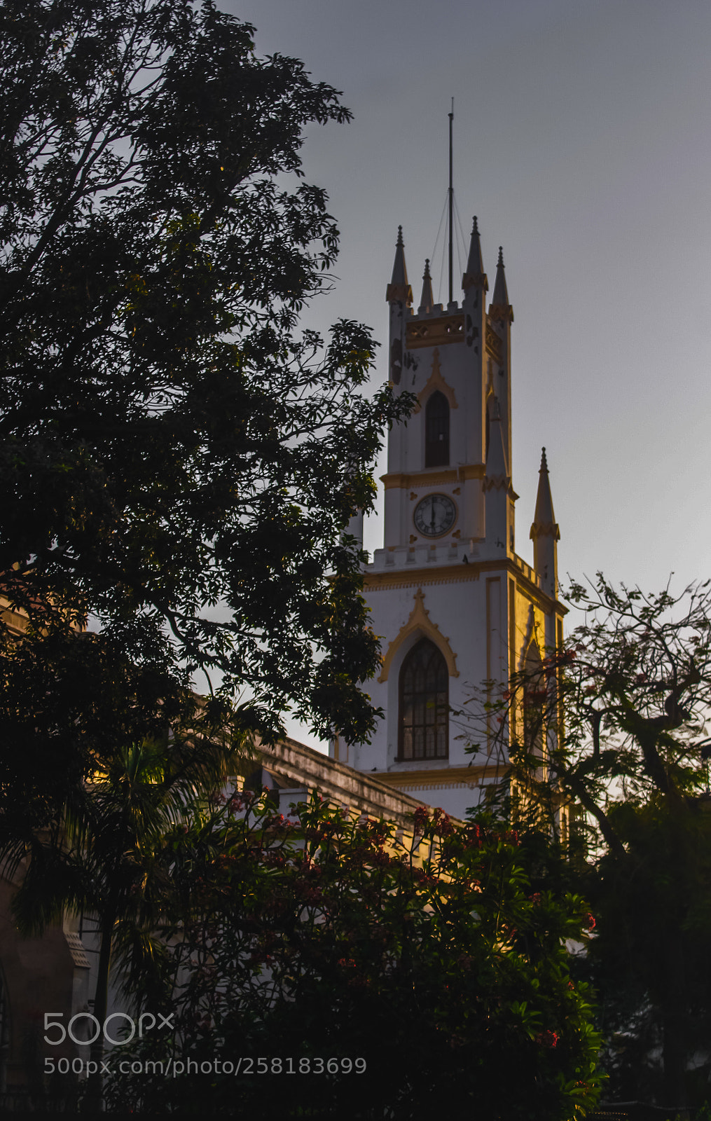 Canon EOS 550D (EOS Rebel T2i / EOS Kiss X4) sample photo. Golden church photography