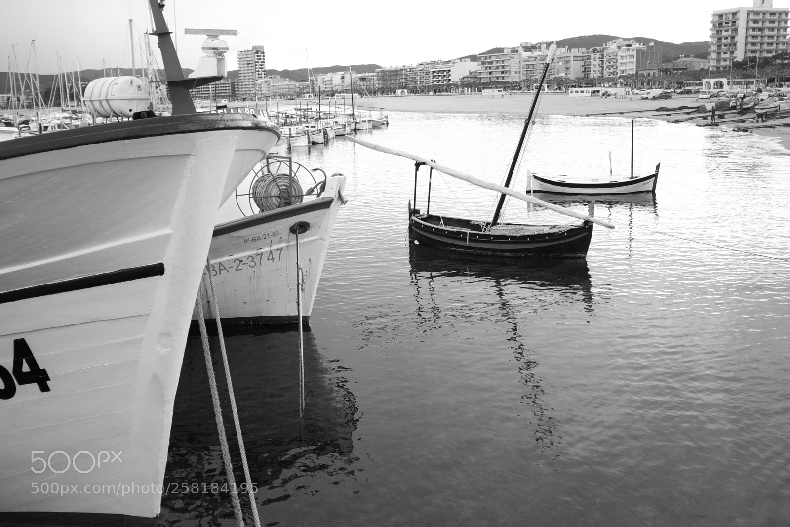 Fujifilm X100T sample photo. Boats in palamós photography