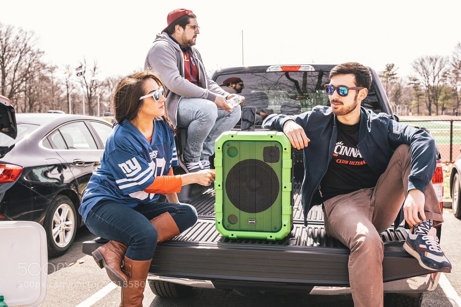 Canon EOS 5D Mark IV sample photo. Tailgate speaker on truck photography