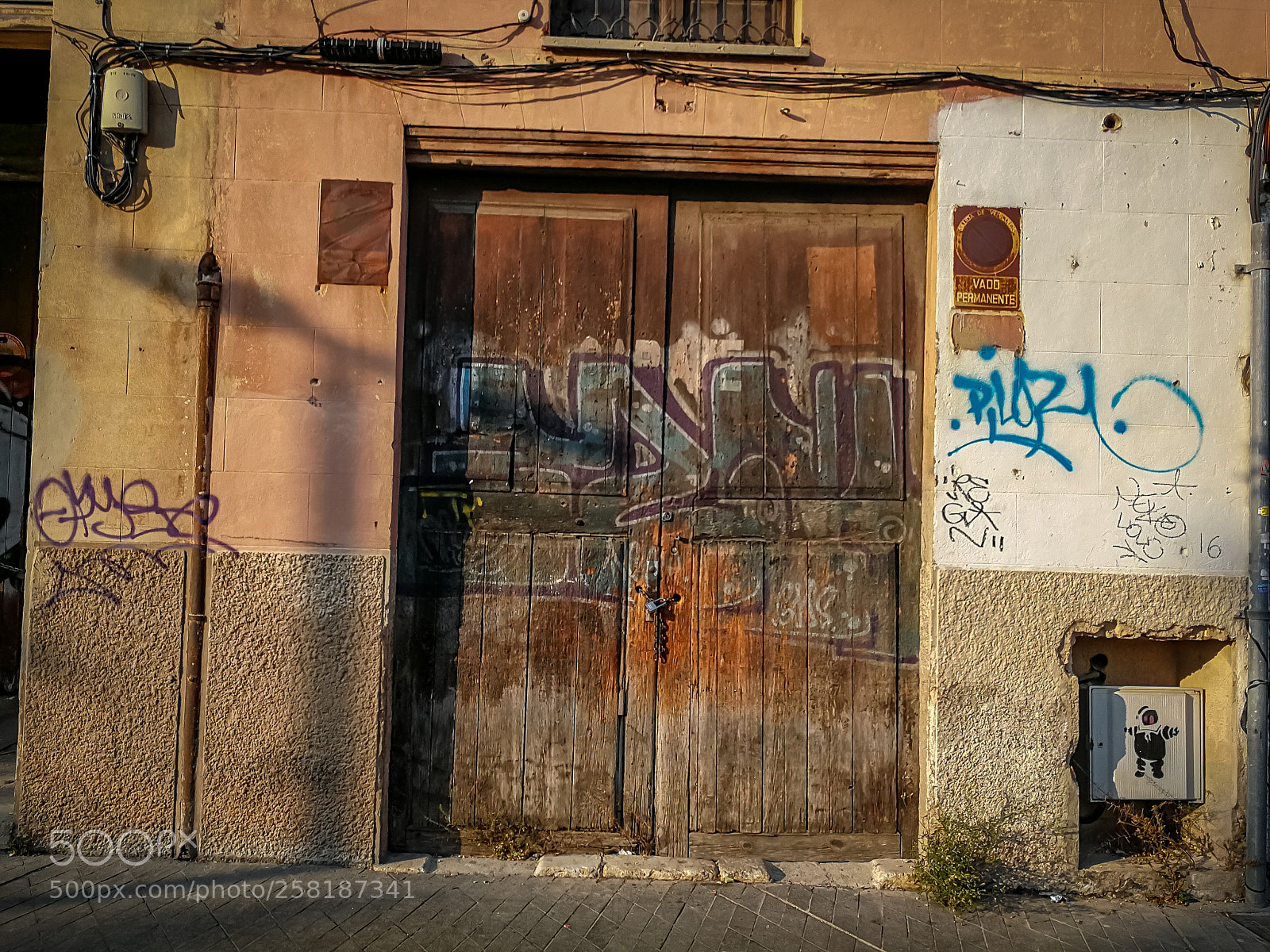HUAWEI P10 sample photo. The door of the photography