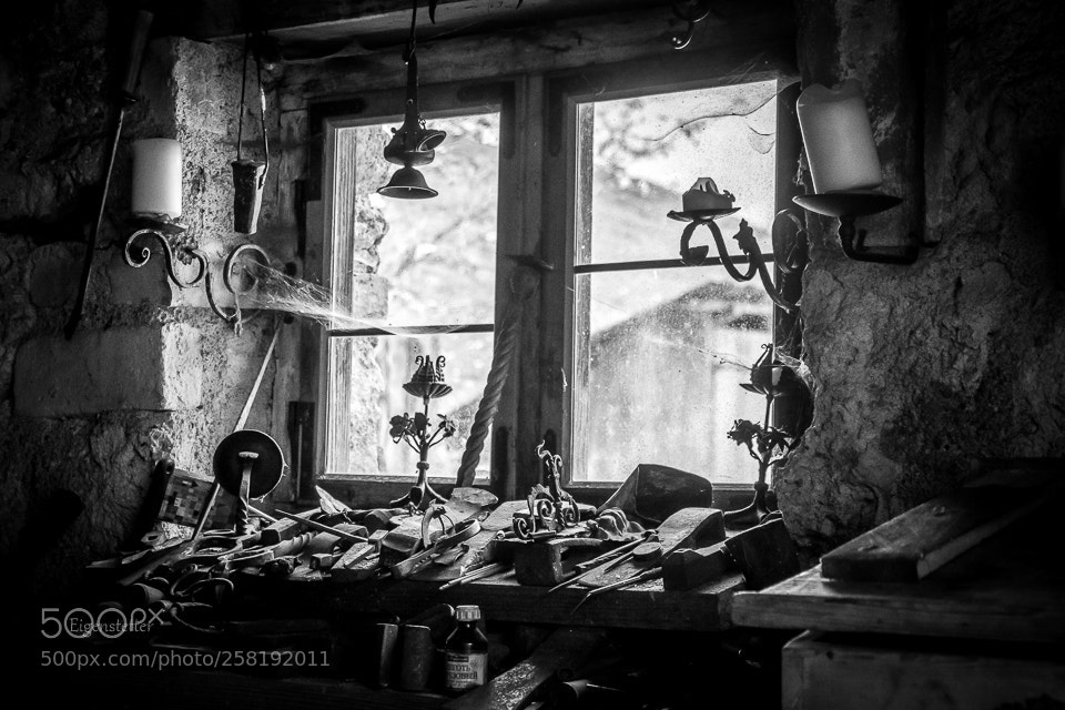 Pentax K-70 sample photo. Old workshop window photography