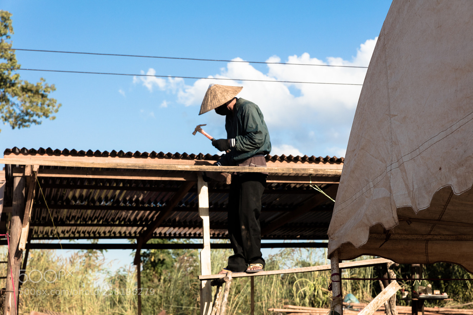 Canon EOS 5DS R sample photo. Worker  on a roof photography