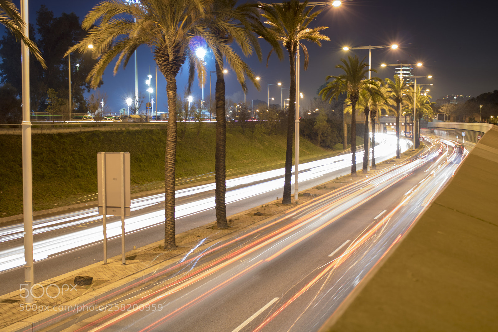 Canon EOS 750D (EOS Rebel T6i / EOS Kiss X8i) sample photo. Night shot of traffic photography