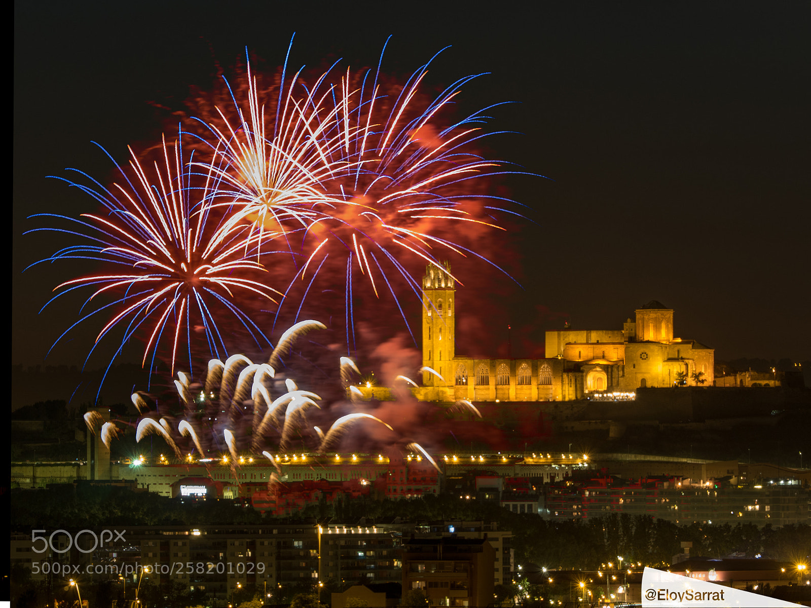 Olympus OM-D E-M5 II sample photo. Festa major lleida. castell photography