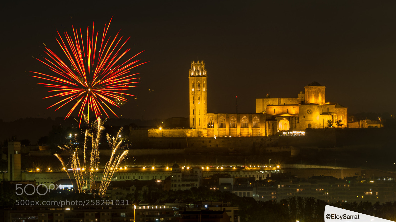 Olympus OM-D E-M5 II sample photo. Festa major lleida. castell photography