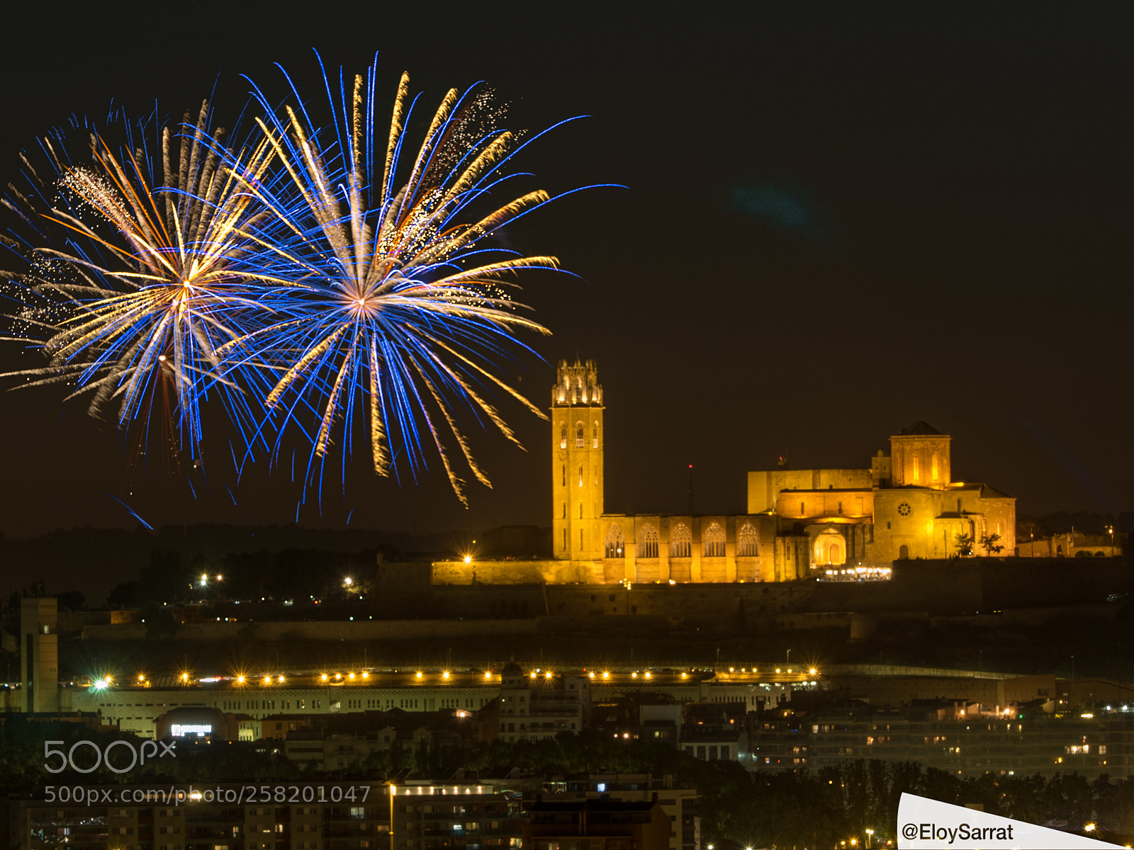 Olympus OM-D E-M5 II sample photo. Festa major lleida. castell photography