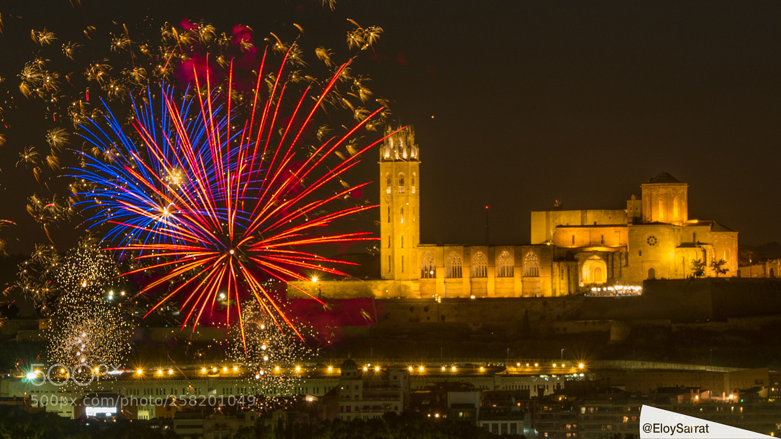 Olympus OM-D E-M5 II sample photo. Festa major lleida. castell photography