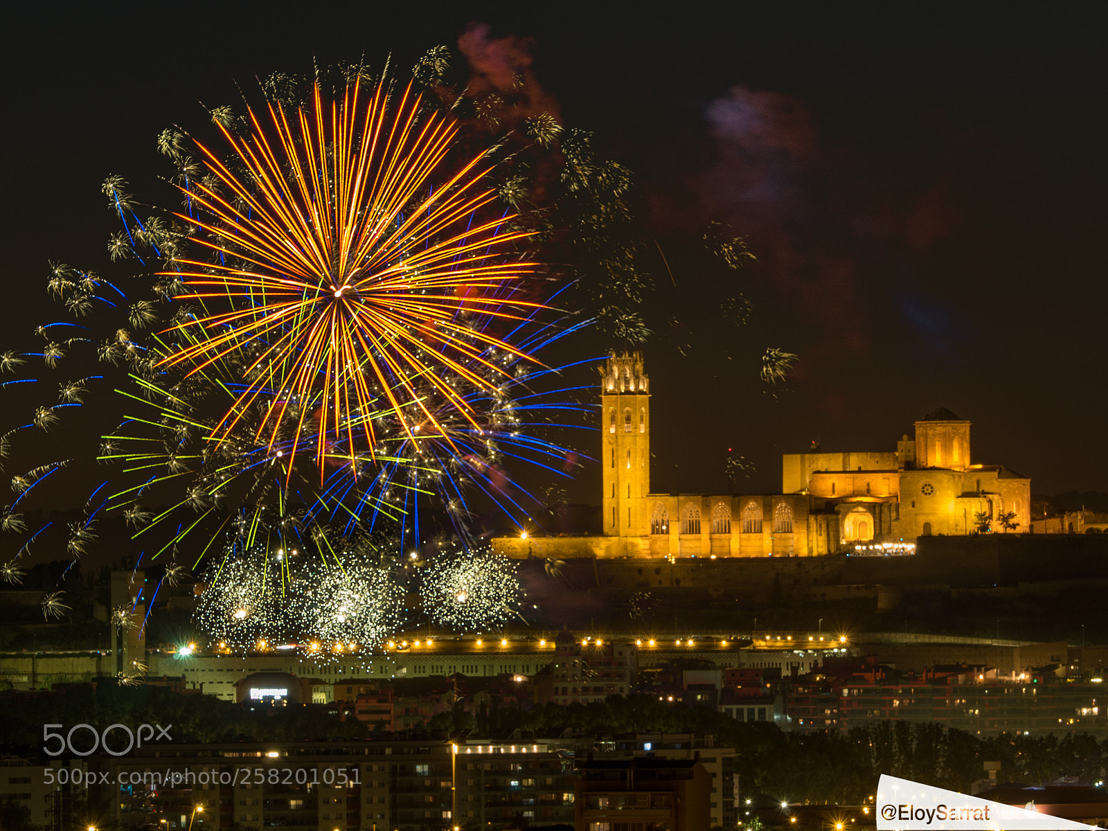 Olympus OM-D E-M5 II sample photo. Festa major lleida. castell photography