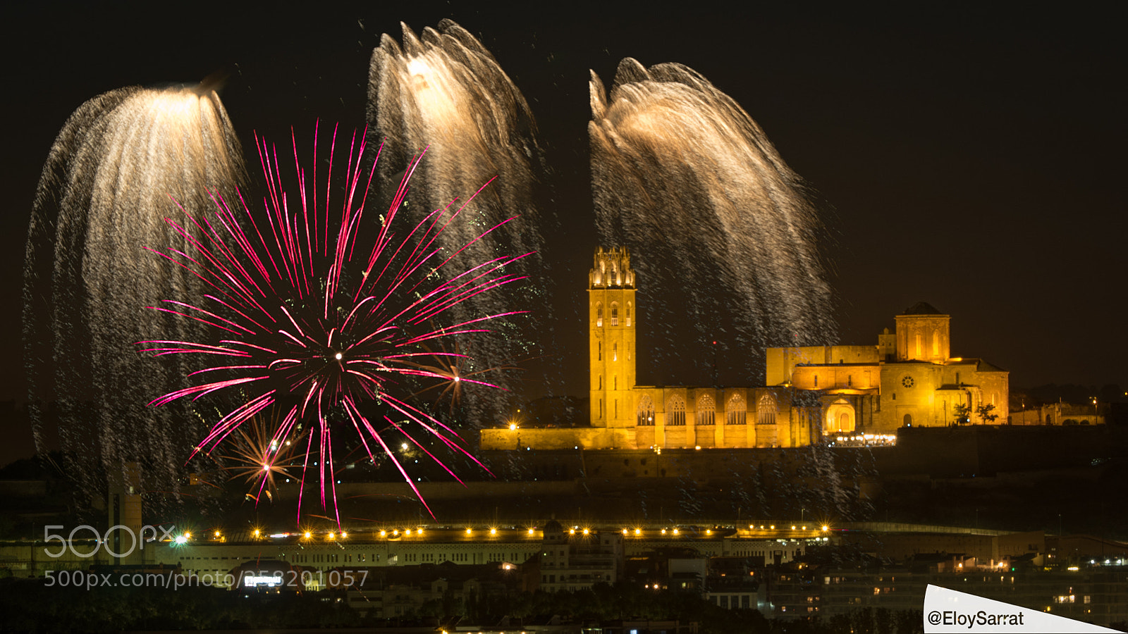 Olympus OM-D E-M5 II sample photo. Festa major lleida. castell photography