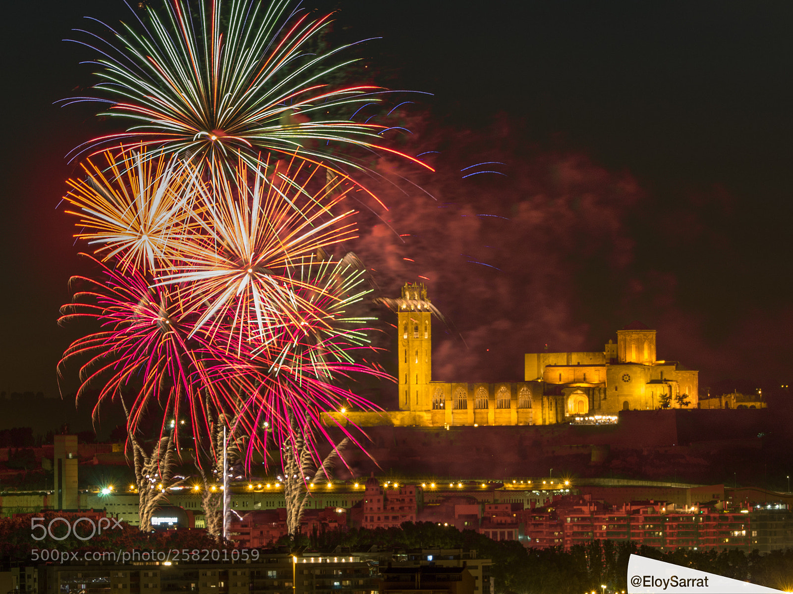 Olympus OM-D E-M5 II sample photo. Festa major lleida. castell photography