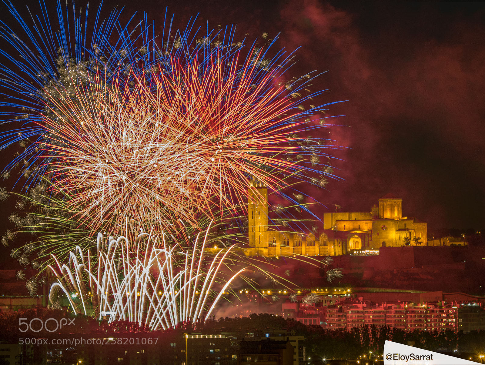 Olympus OM-D E-M5 II sample photo. Festa major lleida. castell photography