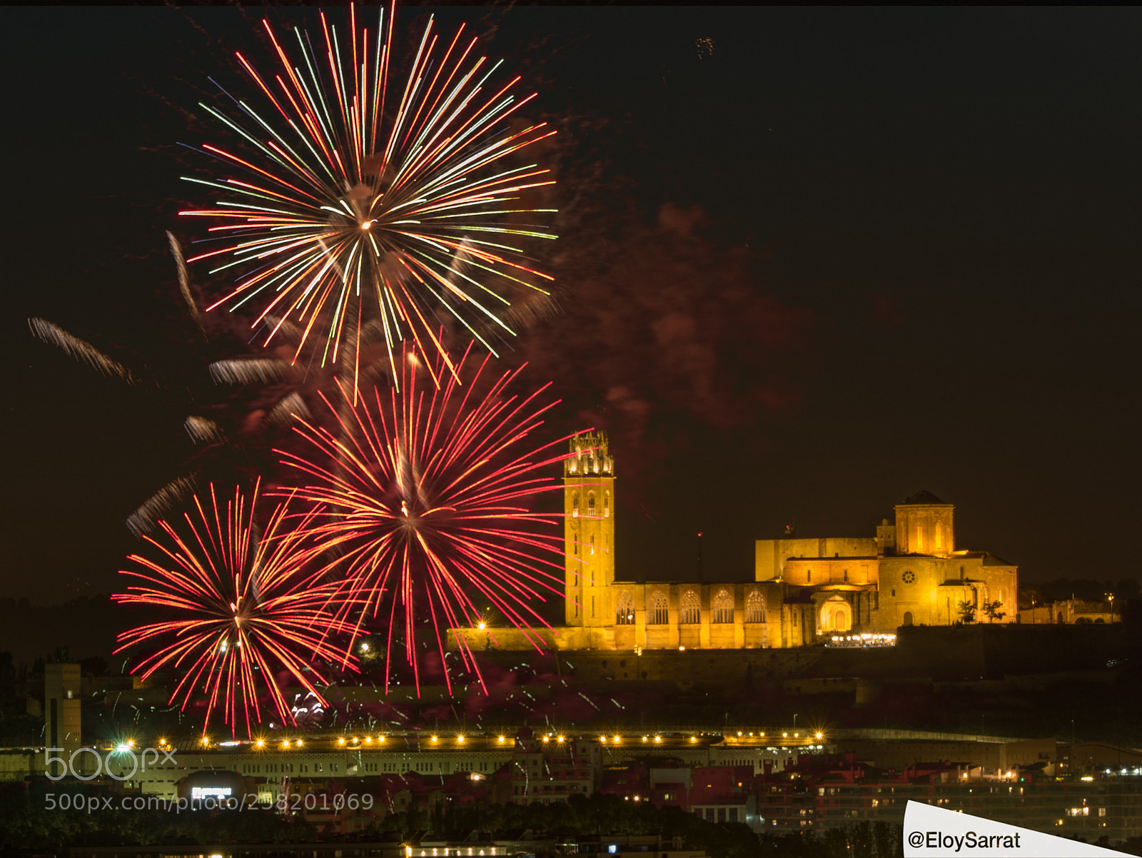 Olympus OM-D E-M5 II sample photo. Festa major lleida. castell photography