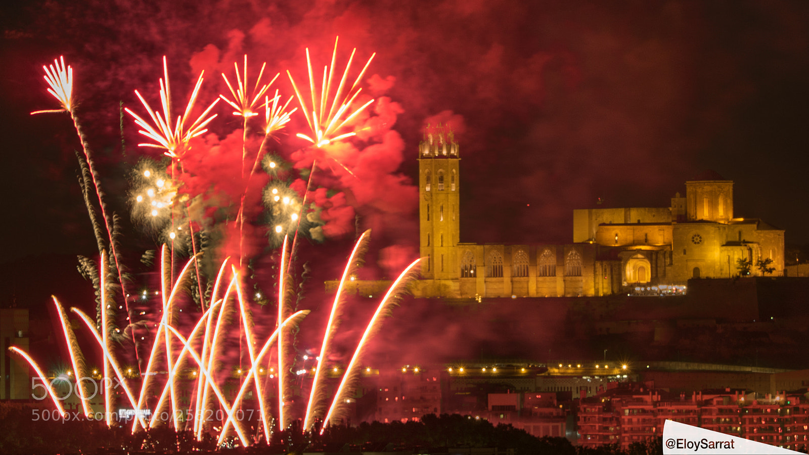 Olympus OM-D E-M5 II sample photo. Festa major lleida. castell photography