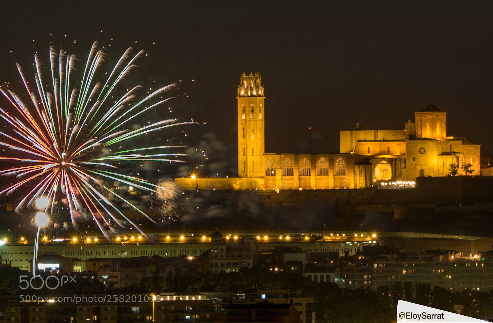 Olympus OM-D E-M5 II sample photo. Festa major lleida. castell photography