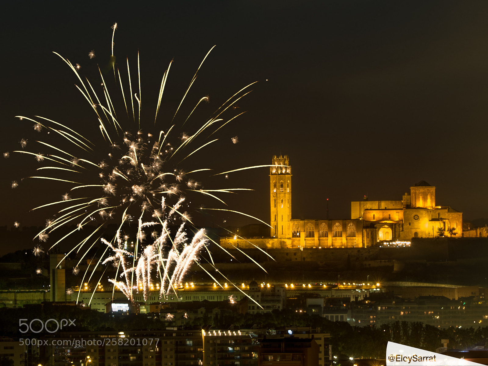 Olympus OM-D E-M5 II sample photo. Festa major lleida. castell photography