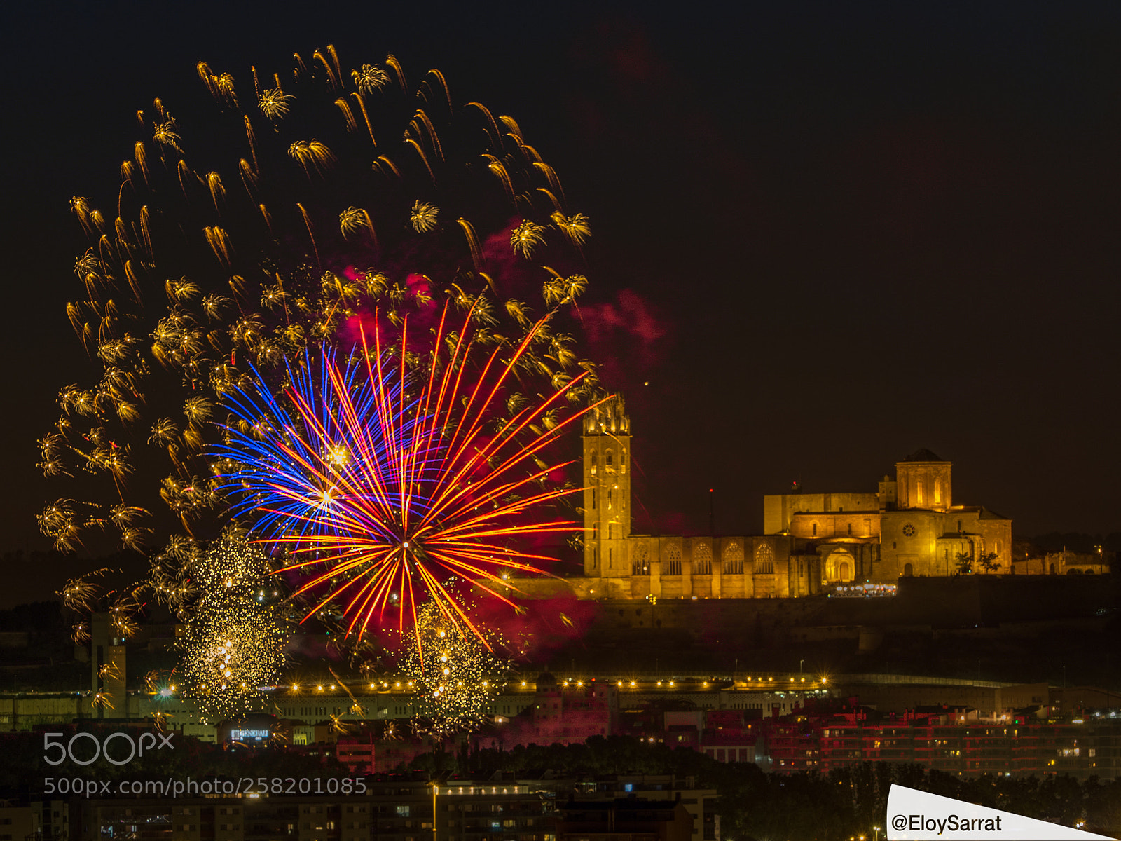 Olympus OM-D E-M5 II sample photo. Festa major lleida. castell photography