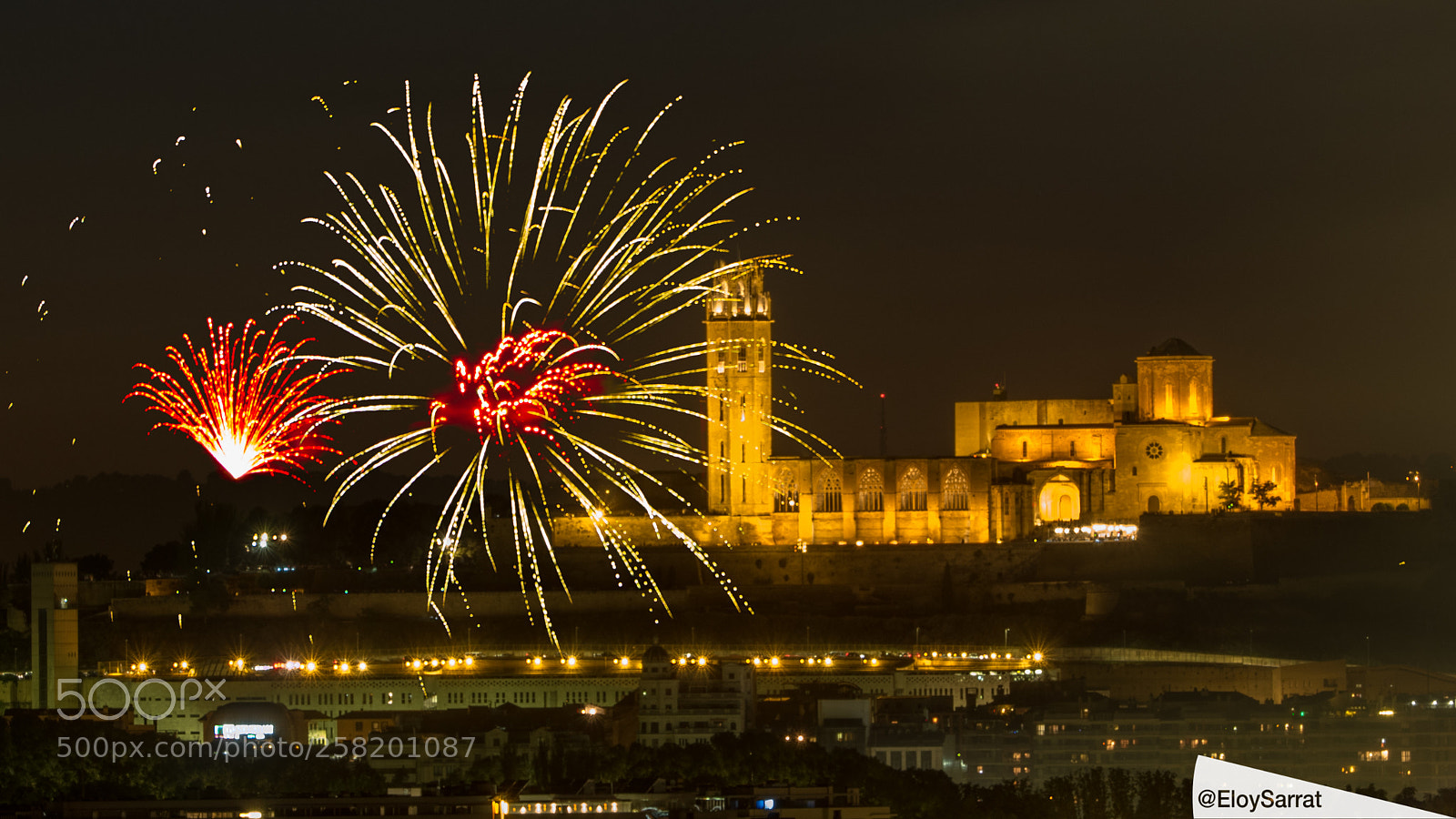 Olympus OM-D E-M5 II sample photo. Festa major lleida. castell photography