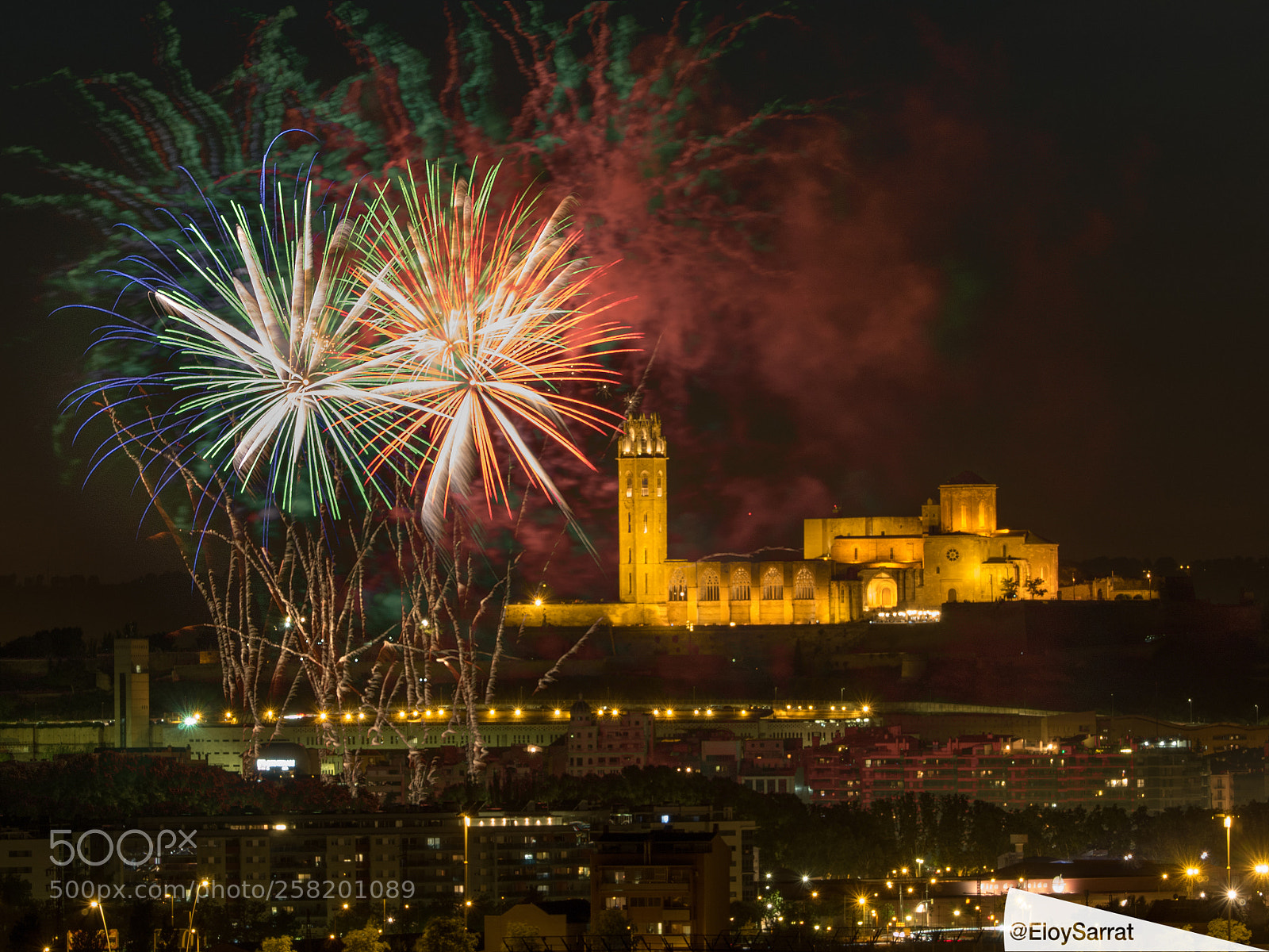 Olympus OM-D E-M5 II sample photo. Festa major lleida. castell photography