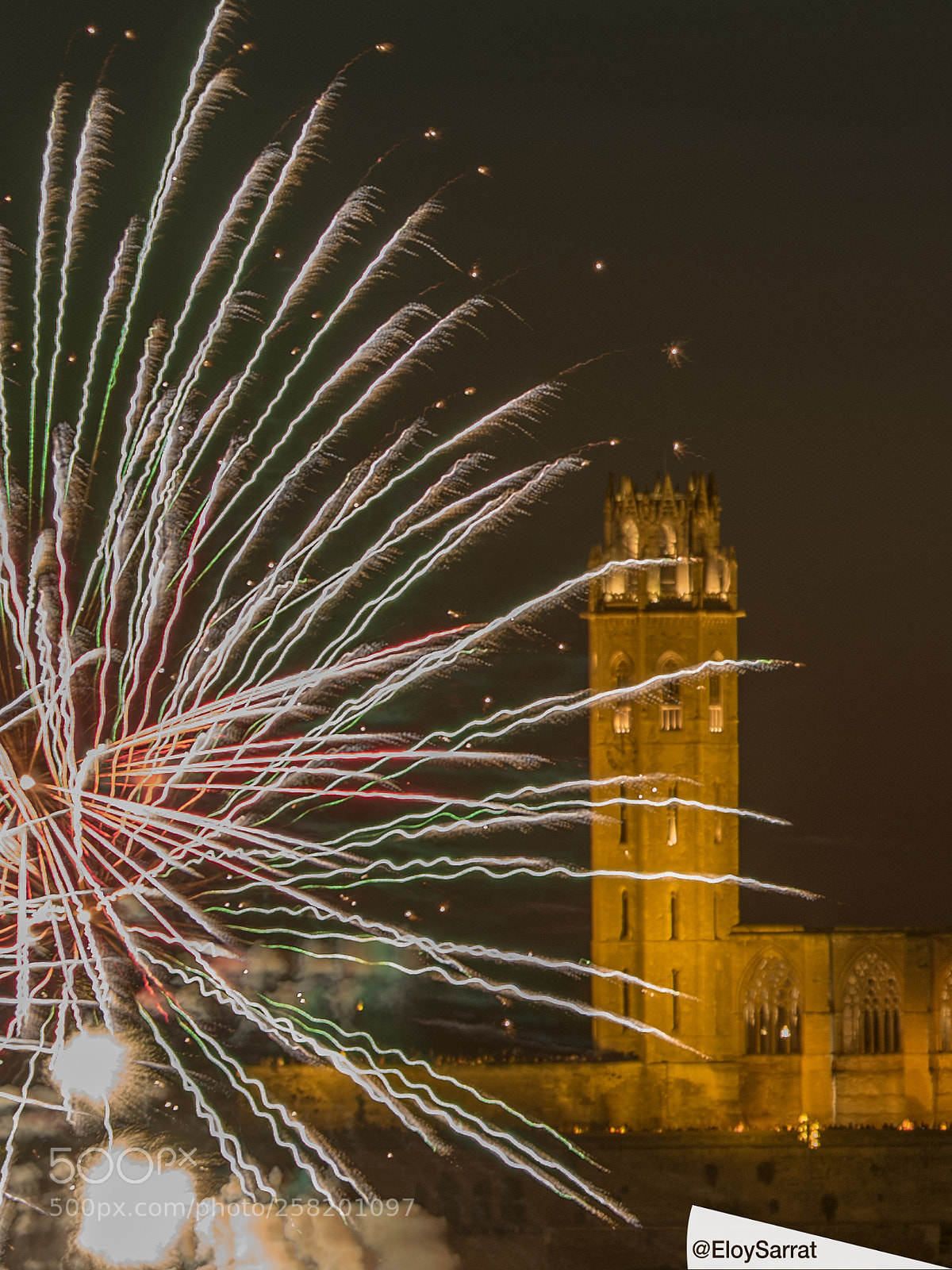 Olympus OM-D E-M5 II sample photo. Festa major lleida. castell photography