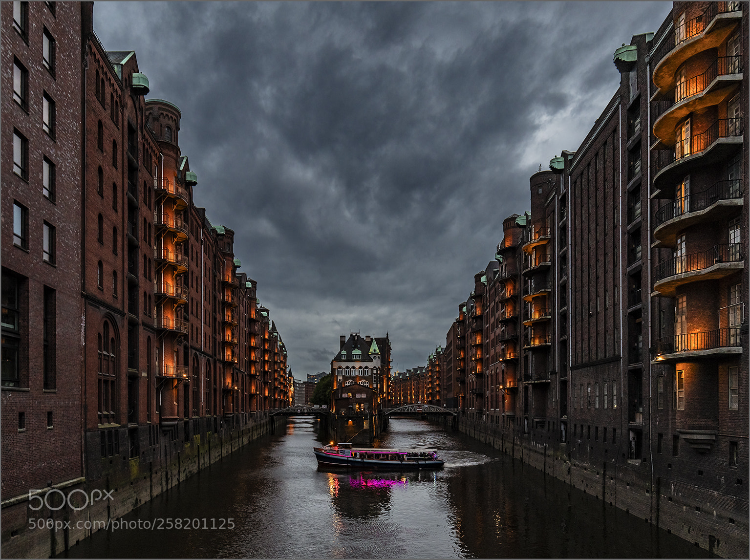 Canon EOS 5D Mark IV sample photo. "water castle / speicherstadt" photography