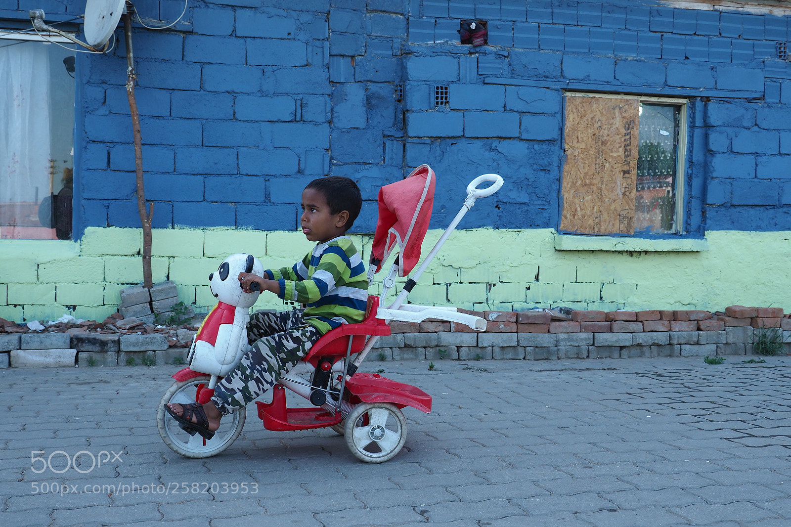Olympus OM-D E-M1 Mark II sample photo. Child in street photography