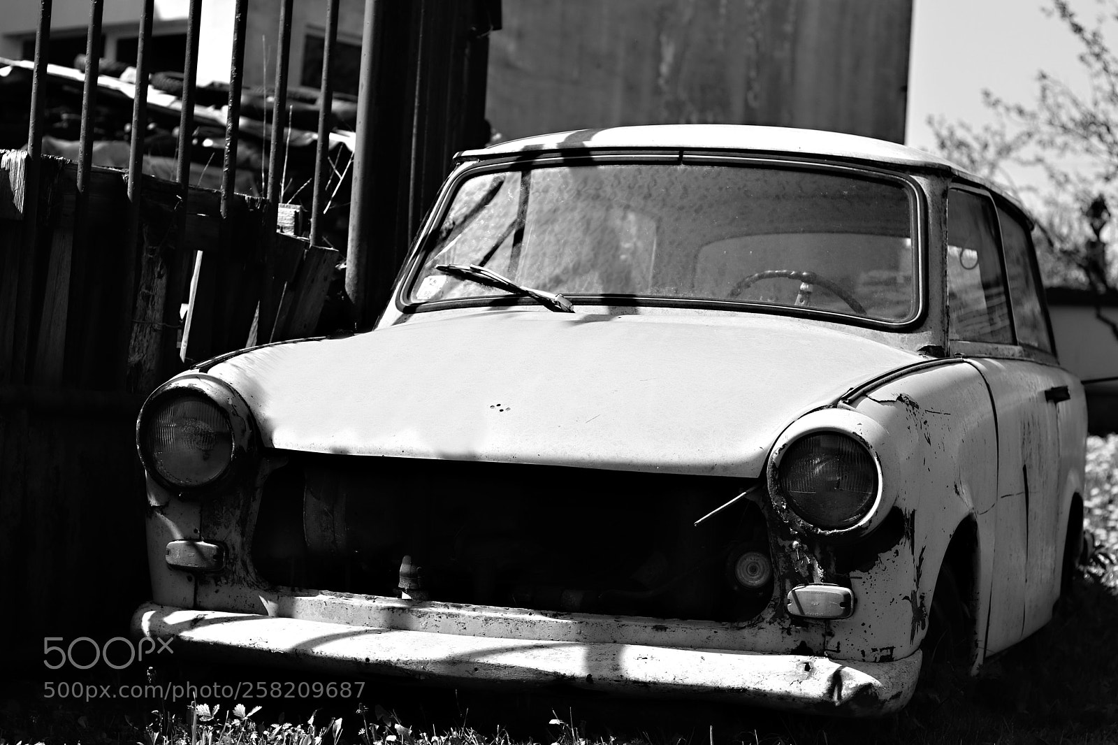 Canon EOS 77D (EOS 9000D / EOS 770D) + Canon EF 50mm F1.8 STM sample photo. Trabant photography