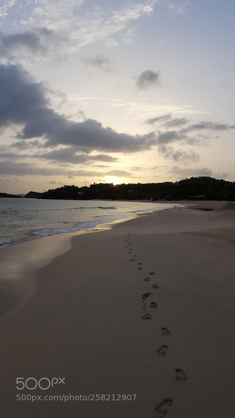 Samsung GALAXY S6 edge sample photo. Footprints in the sand photography