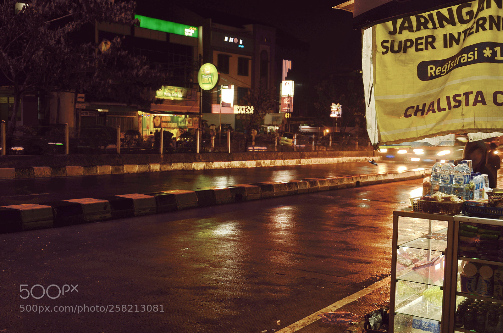 Nikon D7000 sample photo. Streetside at rainy night photography