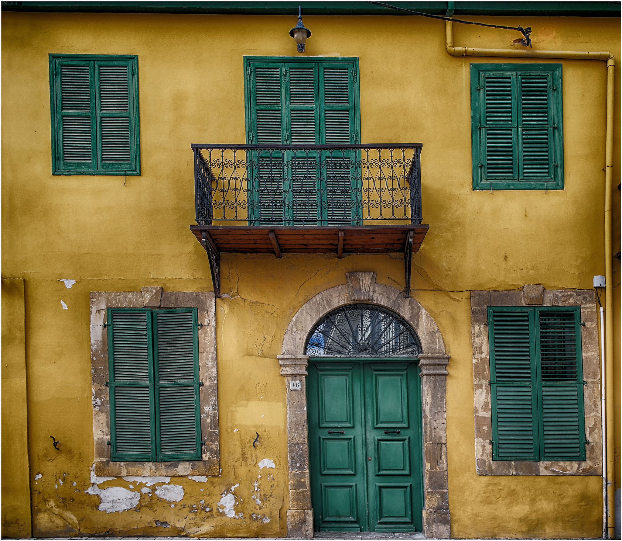 Samsung NX1 sample photo. Old house front, nicosia district photography