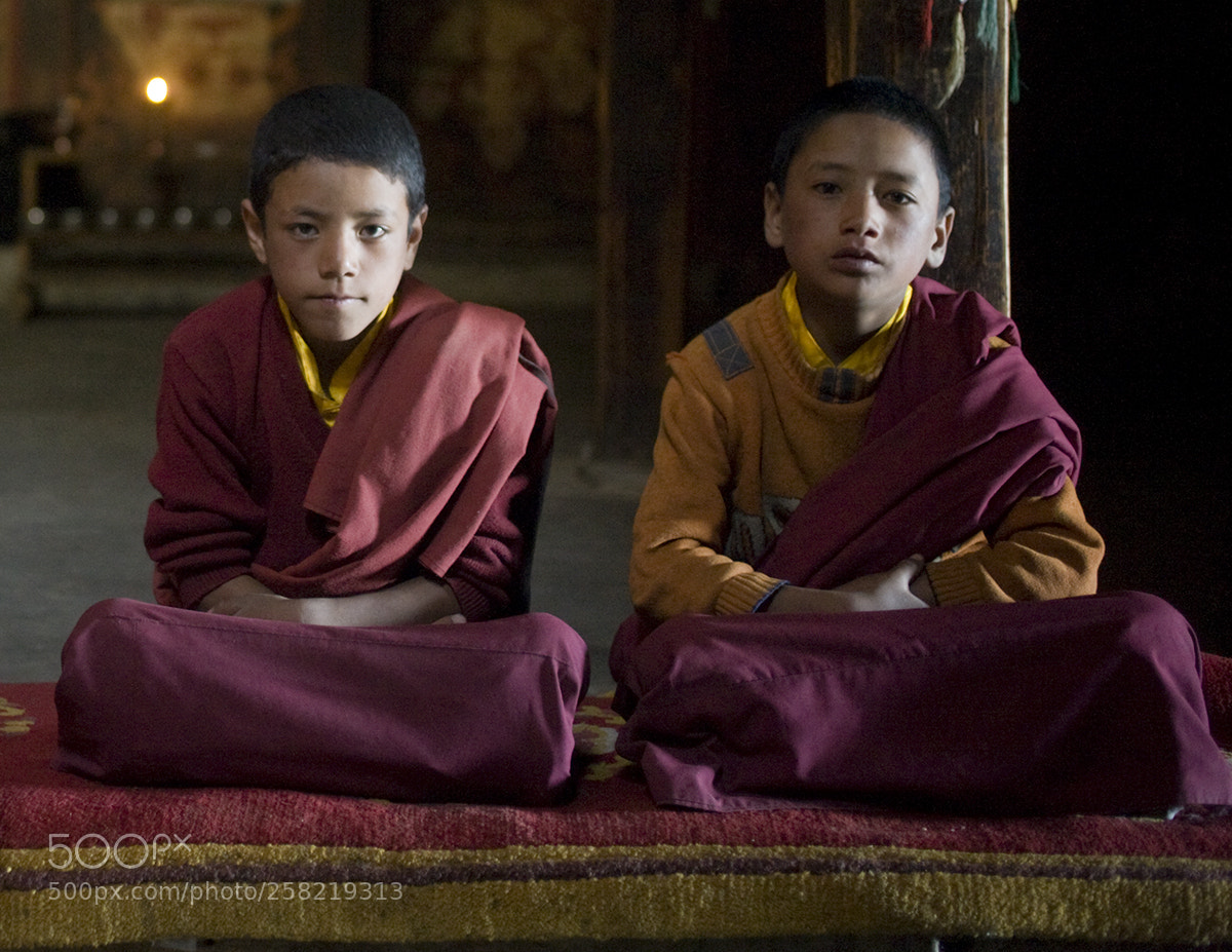Canon EOS-1Ds Mark II sample photo. Monks in shrine room photography