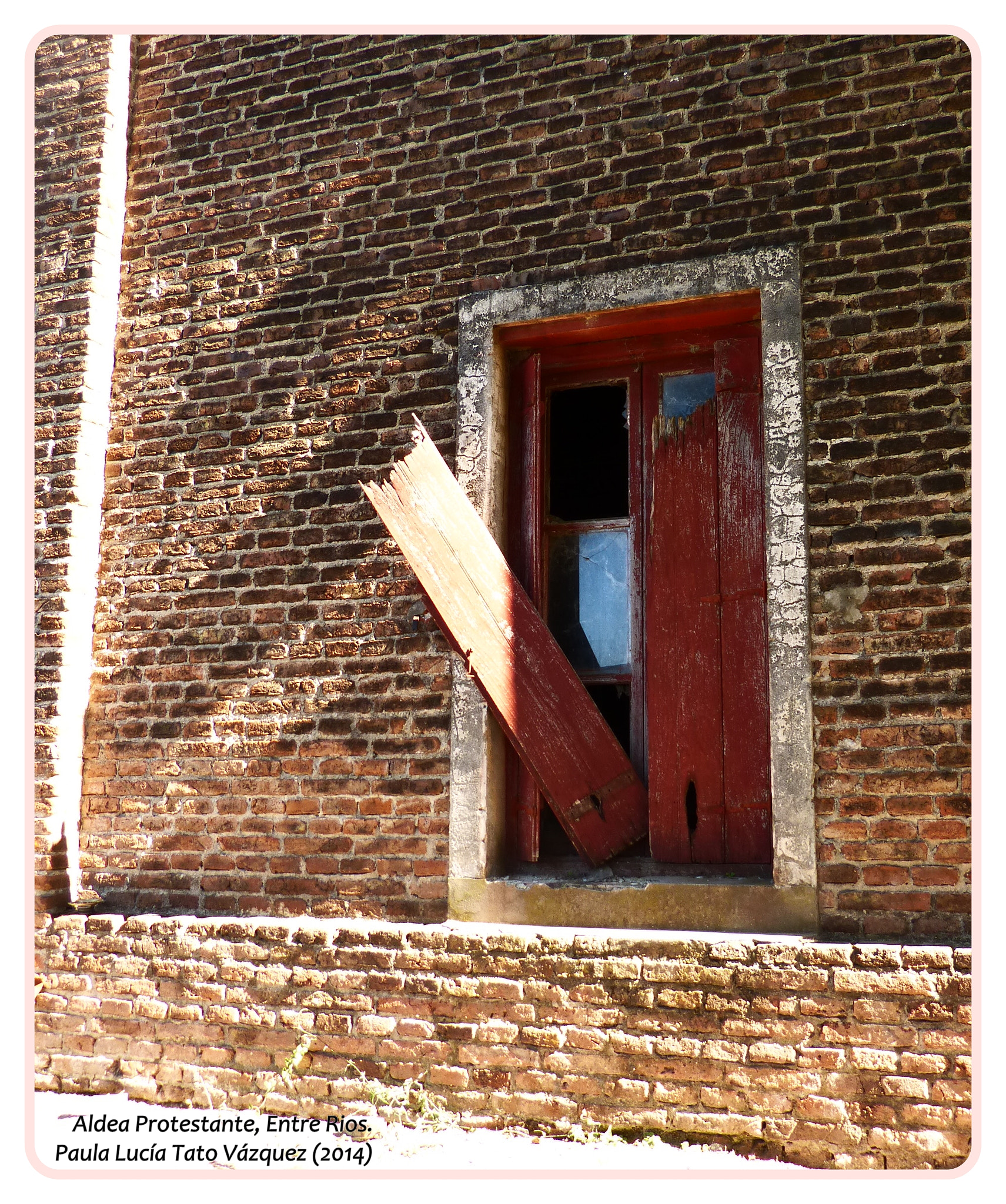 Panasonic Lumix DMC-FZ60 (Lumix DMC-FZ62) sample photo. Ventana roja aldea protestante photography
