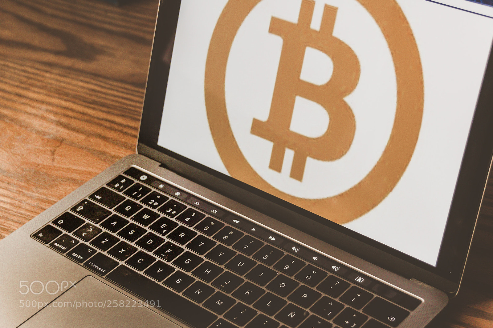 Canon EOS 1200D (EOS Rebel T5 / EOS Kiss X70 / EOS Hi) sample photo. Bitcoin logo on computer photography