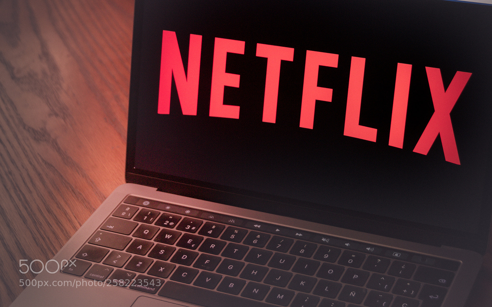 Canon EOS 1200D (EOS Rebel T5 / EOS Kiss X70 / EOS Hi) sample photo. Netflix logo on laptop photography